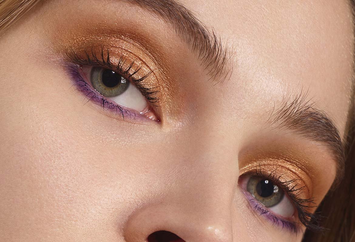 Otra opción de maquillaje en tonos morados consiste en delinear la línea inferior de las pestañas con la sombra Trascendent de Color Queen de L’Oréal Paris.